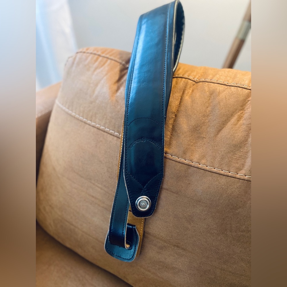 Walker & Williams Black Leather Guitar Strap